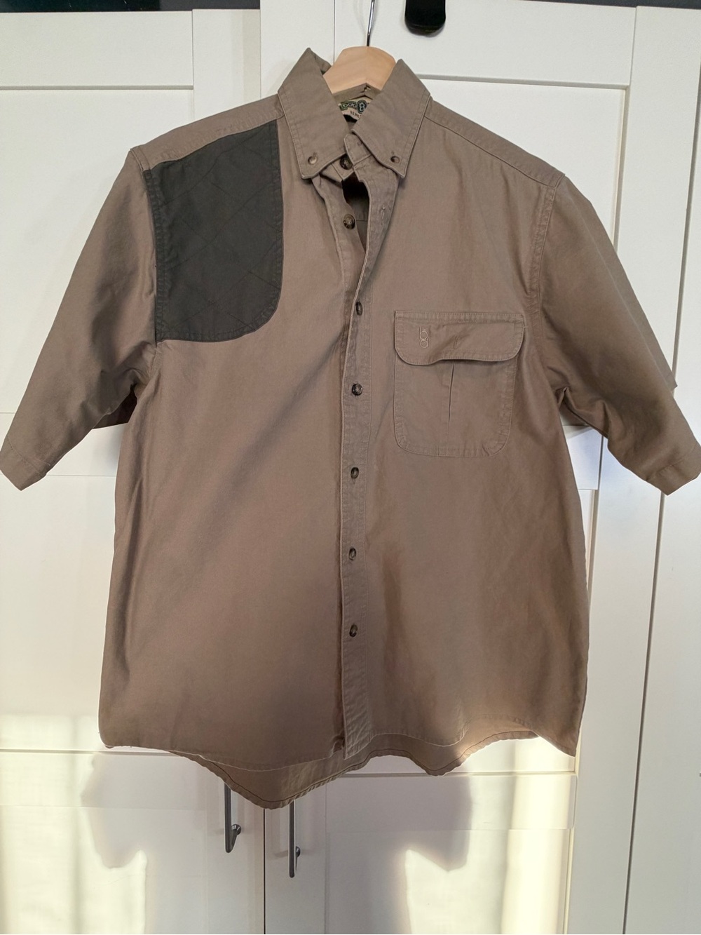 Casual Short-Sleeve Button-Down Shirt in Brown with Black Shoulder Patch B12